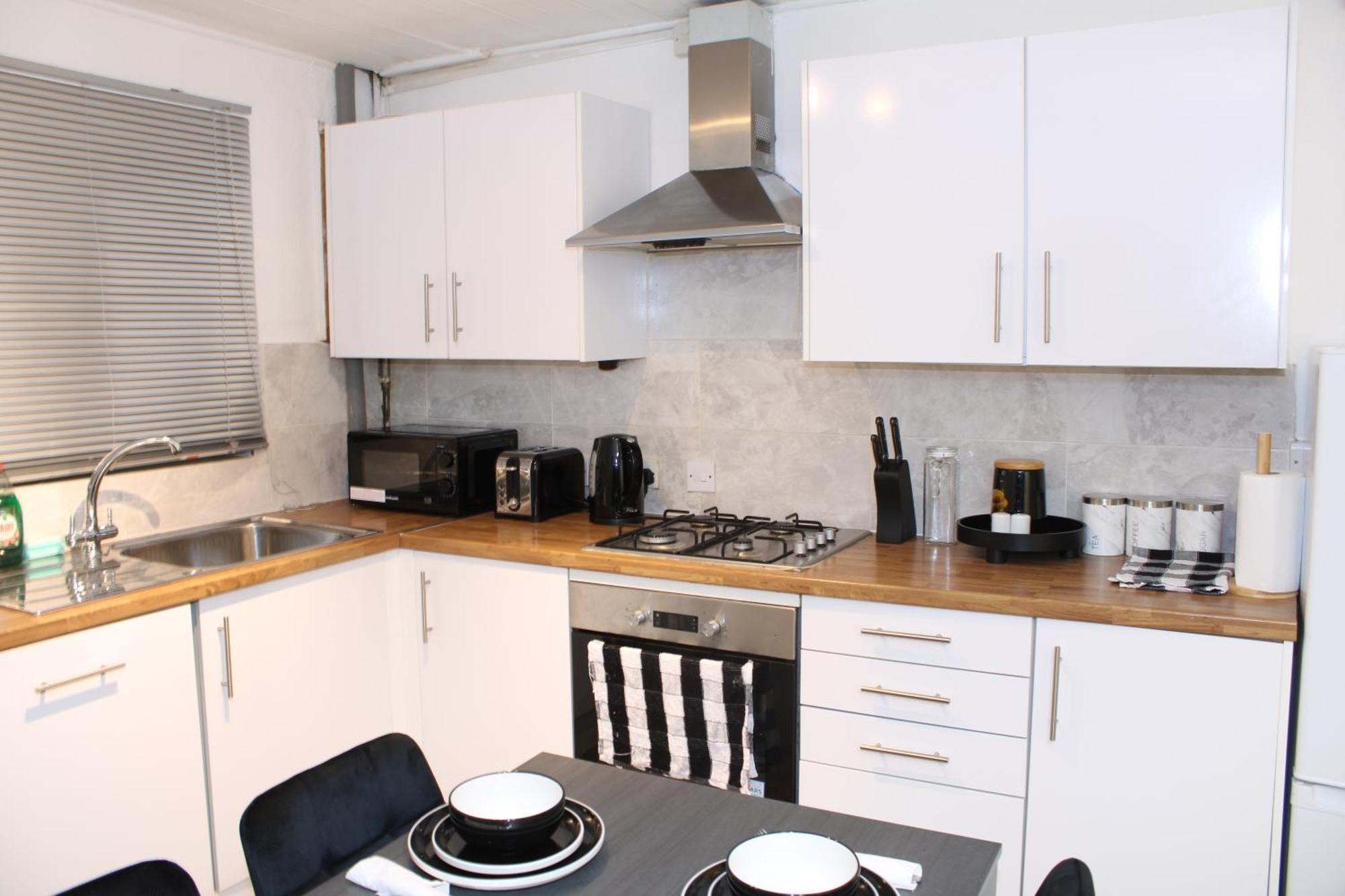 F2S Serviced Apartments 2Bedroom Terrace House With Free Wifi Netflix Suitable For Contractors Walking Distance To Train Station ダービー エクステリア 写真