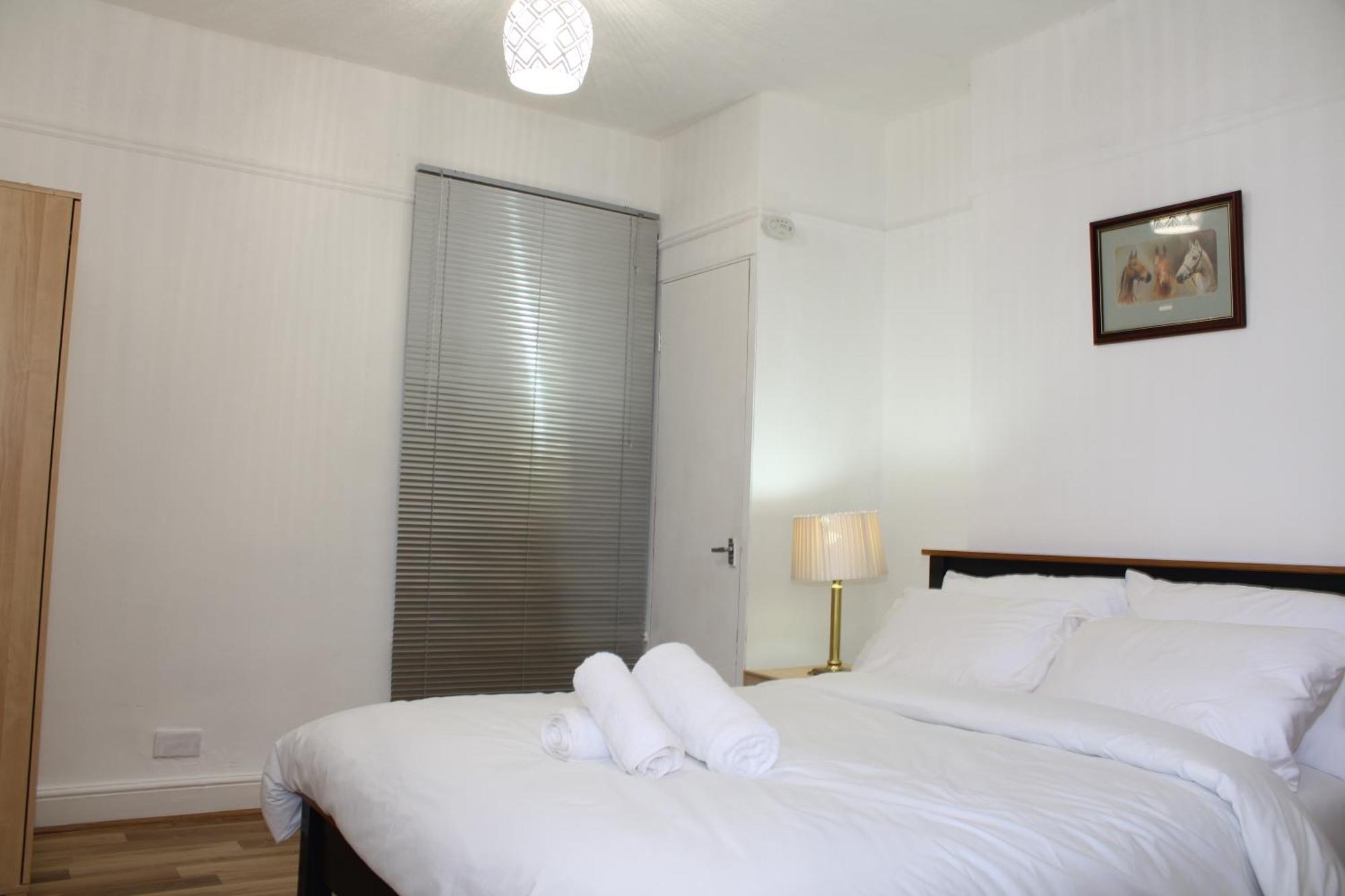 F2S Serviced Apartments 2Bedroom Terrace House With Free Wifi Netflix Suitable For Contractors Walking Distance To Train Station ダービー エクステリア 写真