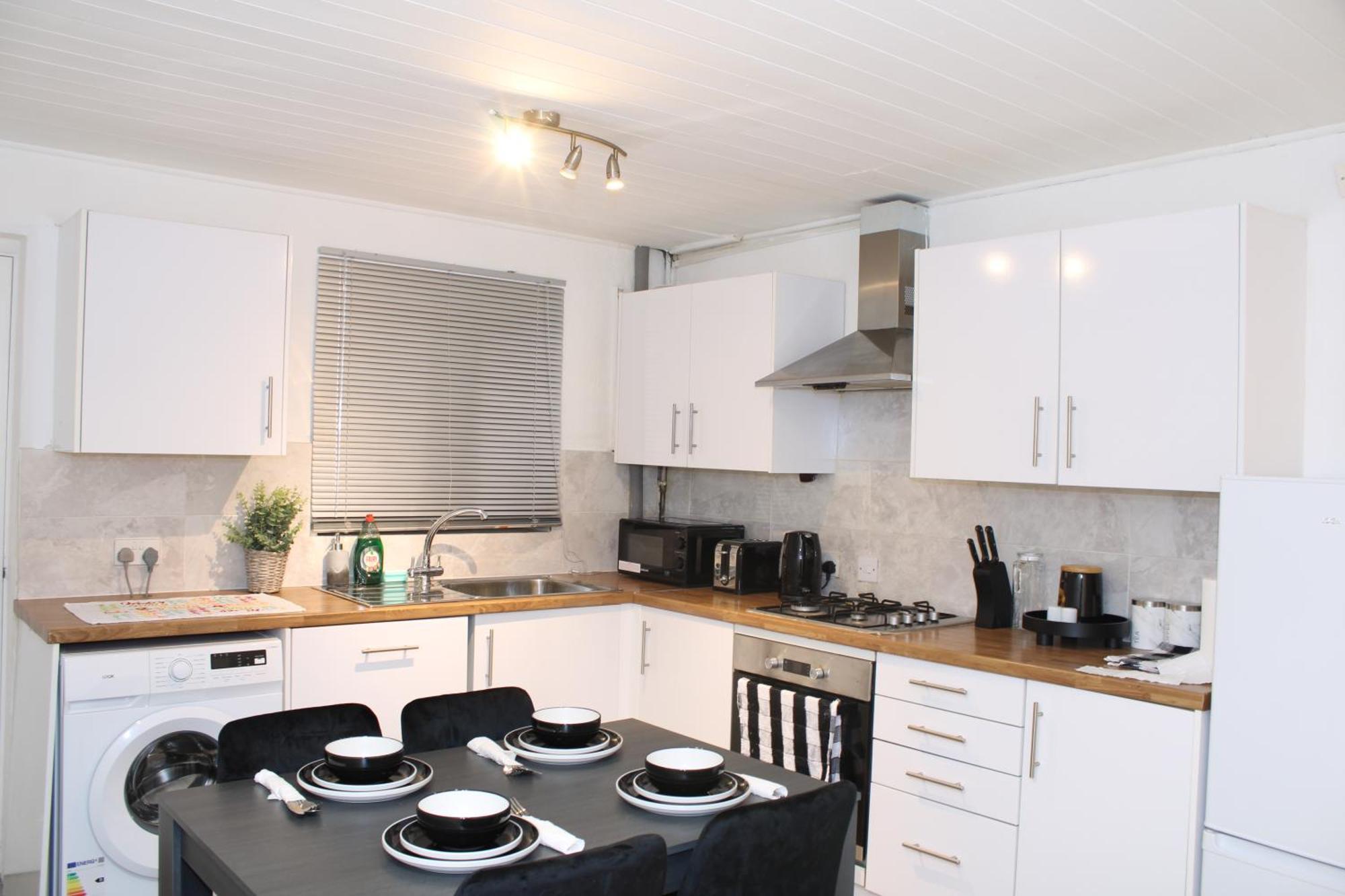 F2S Serviced Apartments 2Bedroom Terrace House With Free Wifi Netflix Suitable For Contractors Walking Distance To Train Station ダービー エクステリア 写真